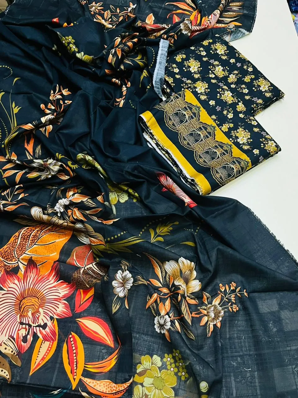 Light Khaddar Fabric 3pc Suit By Khaadi | Article 4